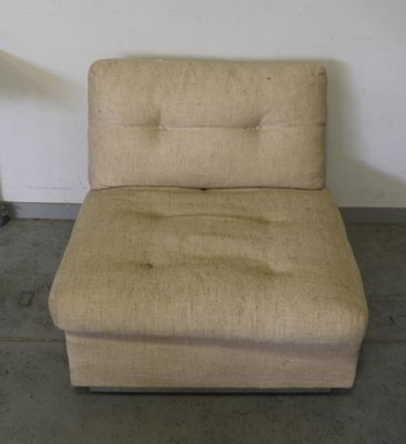 une chaise qui se trouve dans le coin d'une pièce