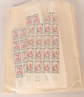 la photo d'un livre portant de nombreux timbres
