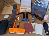 de nombreux objets posés sur un carton