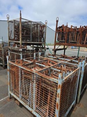de nombreuses cages empilées les unes sur les autres dans un parking