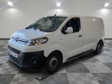 la camionnette blanche est garée sur le sol en damier d'une pièce