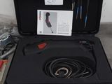 une mallette noire contenant des outils, posée sur une table