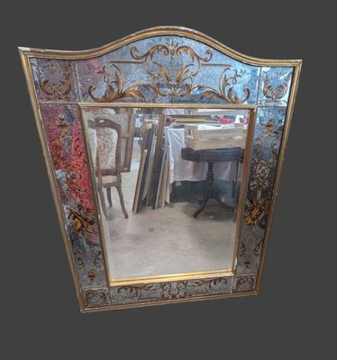un miroir posé sur une table