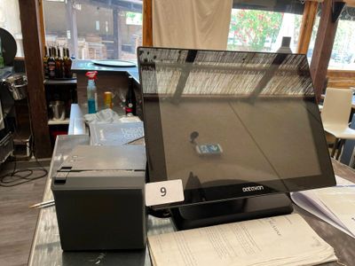 un ordinateur portable posé sur un bureau dans une pièce