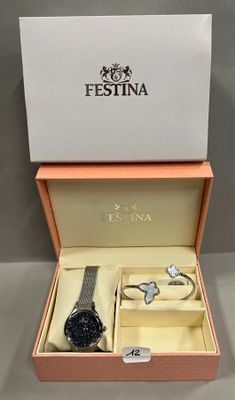 une image représentant une boîte contenant une montre et un bracelet