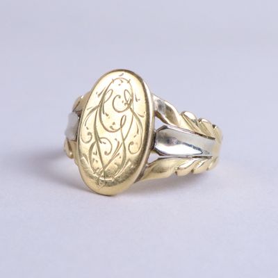 une bague en or sur laquelle est gravé un oiseau