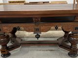une table en bois surmontée d'un tiroir