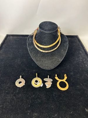 a hat, necklace and earrings are on display in a display case