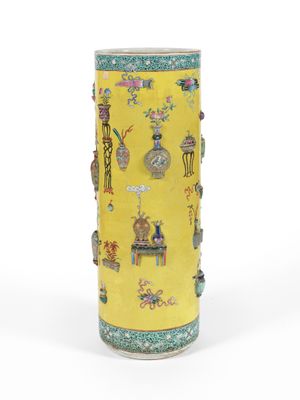 une image représentant un grand vase jaune orné de motifs colorés