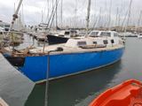 un bateau amarré à côté d'un autre bateau