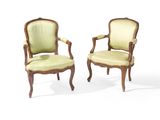 paire de fauteuils de style Louis XV avec revêtement vert, revêtement vert, revêtement vert, revêtement vert, revêtement vert, revêtement vert, revêtement vert