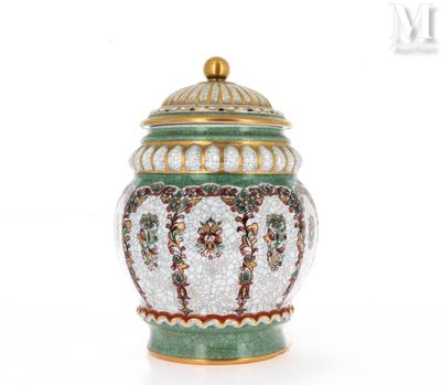 un vase vert et blanc muni d'un couvercle doré