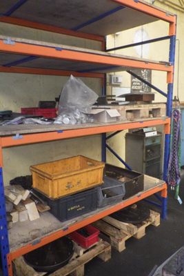 une étagère sur laquelle sont posés de nombreux objets, dans un garage