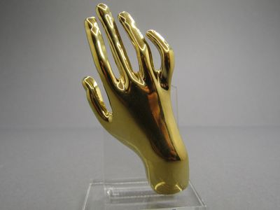 Broche fantaisie main. 3 cm x 6 cm A l'état neuf