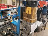 une machine posée sur une table dans une pièce