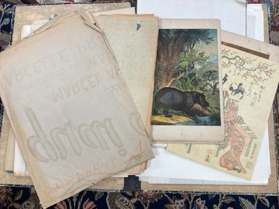 une pile de vieux livres posée sur un tapis