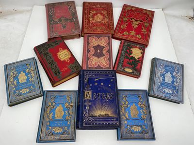 un grand nombre de livres posés sur une table