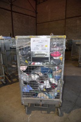 un chariot contenant de nombreux articles dans un entrepôt