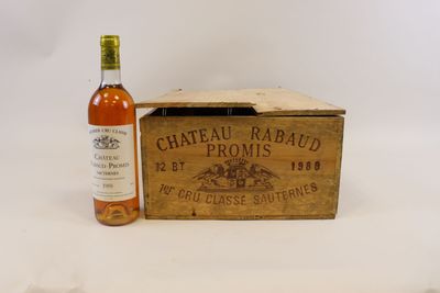une bouteille de vin posée à côté d'une caisse en bois