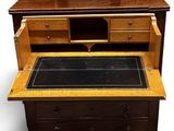 un bureau en bois avec un plateau en verre et des tiroirs en dessous
