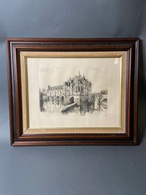 un vieux dessin représentant un château, encadré et accroché au mur