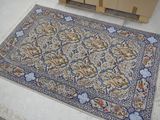 un tapis posé par terre à côté d'une pile de cartons