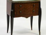 une image représentant une petite table avec un plateau en verre