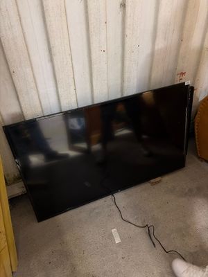 une télévision à écran plat posée par terre dans un coin de la pièce