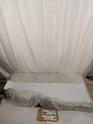 un lit recouvert d'un drap blanc, au milieu d'une pièce