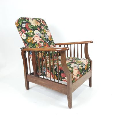 une image d'une chaise dont l'assise est recouverte d'un rembourrage floral