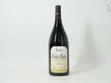 une bouteille de vin posée sur une table