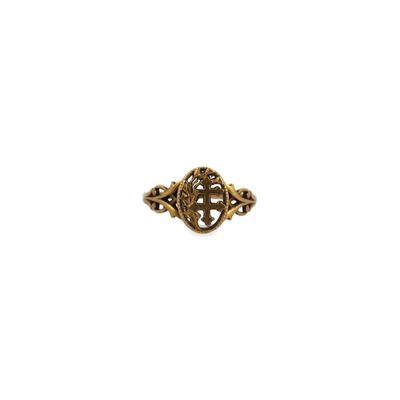 gros plan d'une bague en or sur fond blanc