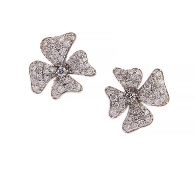 une paire de boucles d'oreilles en forme de fleur en diamant sur fond blanc