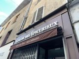 un bâtiment sur la façade duquel est accrochée une enseigne