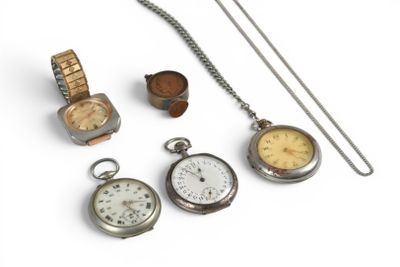 quatre types de montres différents et un collier posés sur un fond blanc