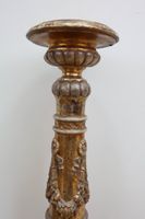 Suite de quatre pique-cierges en bois sculpté, mouluré, doré… (photo 2)