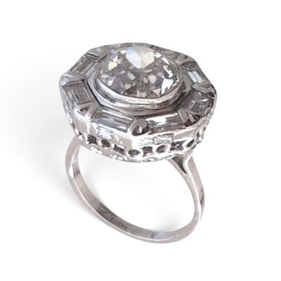 une image d'une bague en diamant sur fond blanc