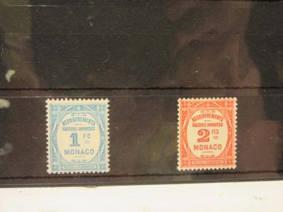 trois timbres de couleurs différentes sur un morceau de papier noir, avec un homme en arrière-plan