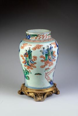a vase that is sitting on a stand on a table
