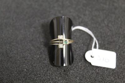 une bague posée sur une table à côté d'une étiquette de prix