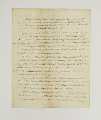 une feuille de papier sur laquelle on peut écrire, posée sur une table