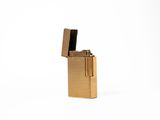 briquet plaqué or sur fond blanc avec une découpe représentant un briquet