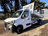 une photo d'un camion blanc garé dans un parking