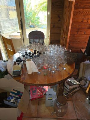 de nombreux verres à vin vides posés sur une table dans une pièce