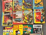 beaucoup de bandes dessinées sur la table