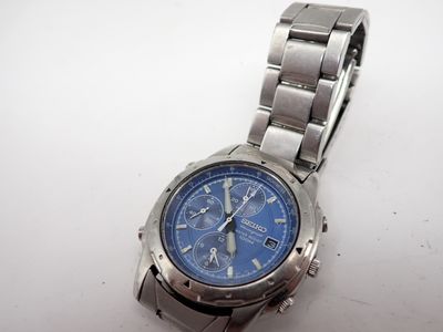 une montre posée sur une surface blanche
