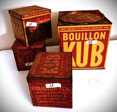 trois cartons de bourbon sont empilés les uns sur les autres