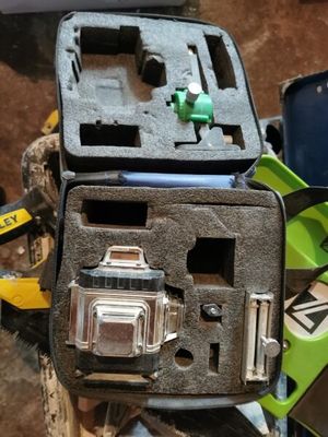 une mallette contenant un appareil photo, posée sur une table