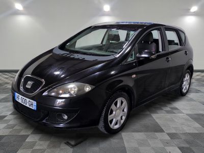 la photo d'une voiture noire garée dans un garage