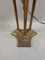 Une lampe à pétrole en laiton et métal en forme d'athénienne… (photo 4)